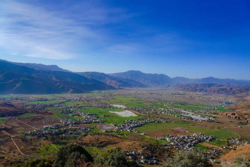 云南省丽江市永胜县三川镇地处坝区,冬季依然温暖如春,气候宜人.