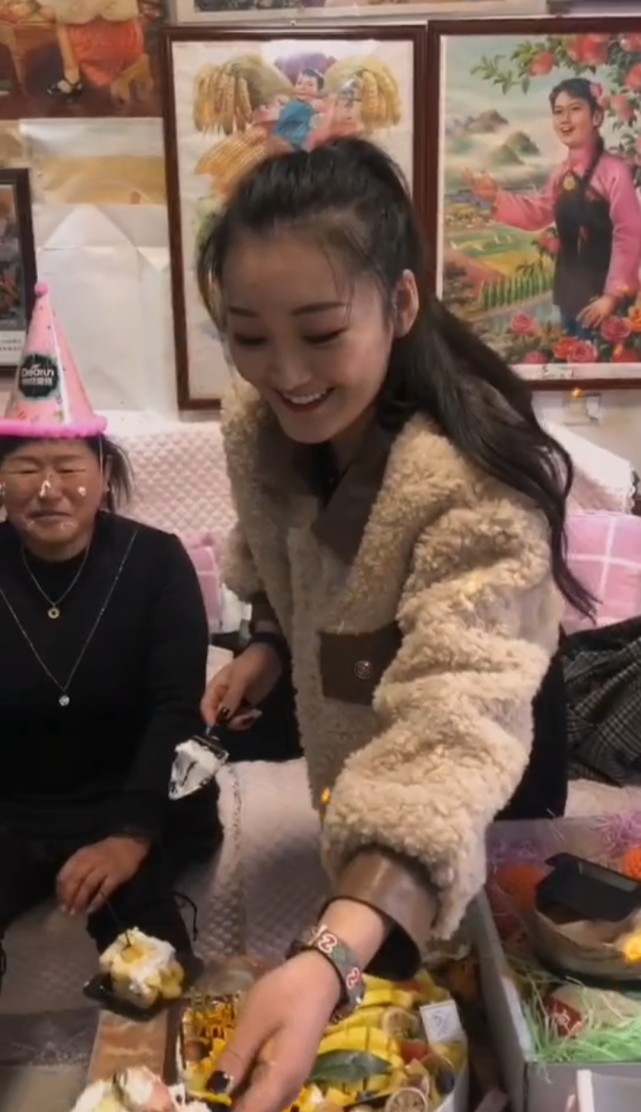 大衣嫂干活时儿媳妇却在一旁拍摄,盘点大衣哥儿媳妇
