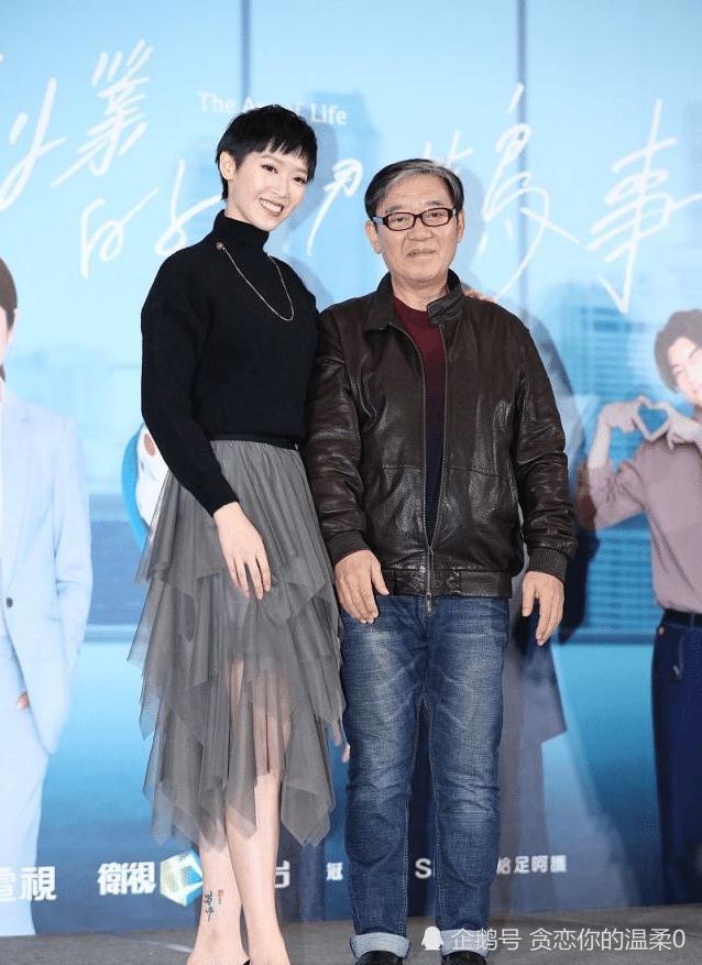 李立群31岁女儿终于恋爱,贴脸"黑人"男友秀恩爱,男友胡须花白
