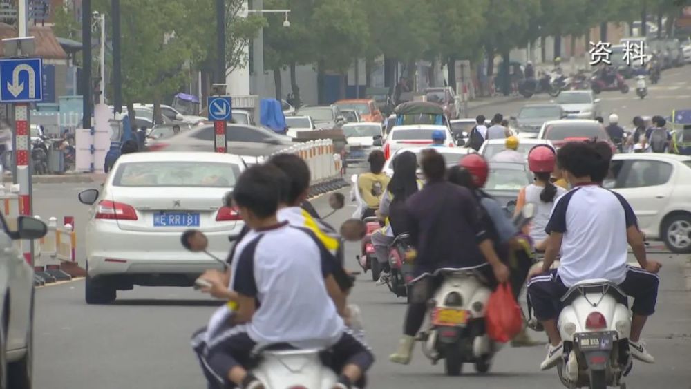 民警介绍,在东山县辖区范围内,多所学校都存在未成年学生骑电动自行车