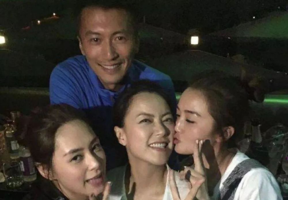 带红谢霆锋,未婚独自养子,48岁"最美经纪人"霍汶希
