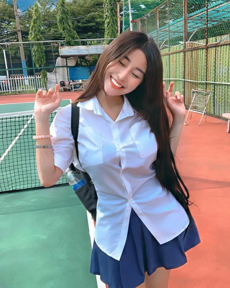 00后纯欲校花连校服都藏不住她超常发育的身材