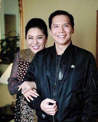 收了李小龙,吸毒后嫁向华强,丁佩有向太的手段却无向太的人生