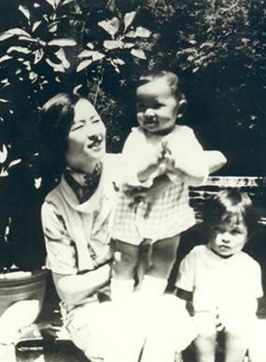 这是儿子梁从诫刚出生不久的照片,女儿梁再冰在身旁
