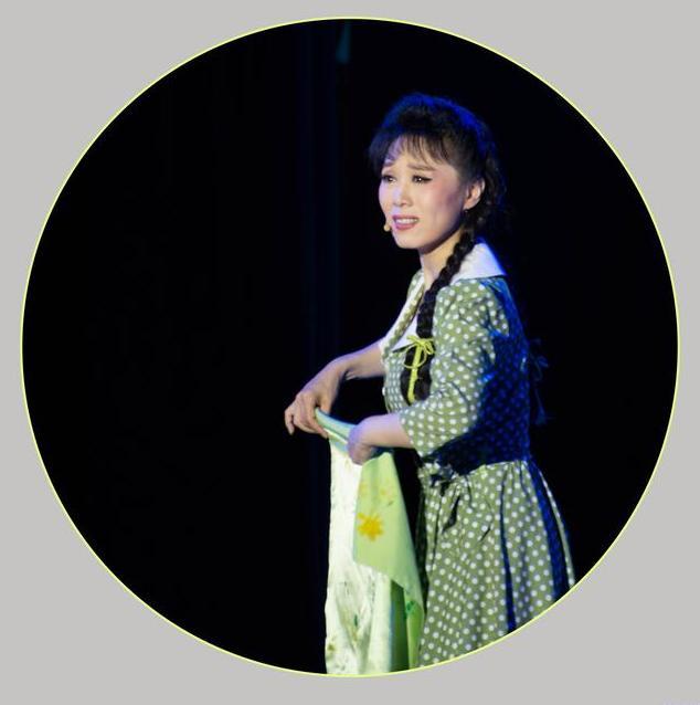 黄梅戏后吴琼,流产后嫁小15岁丈夫,如今她的婚姻幸福