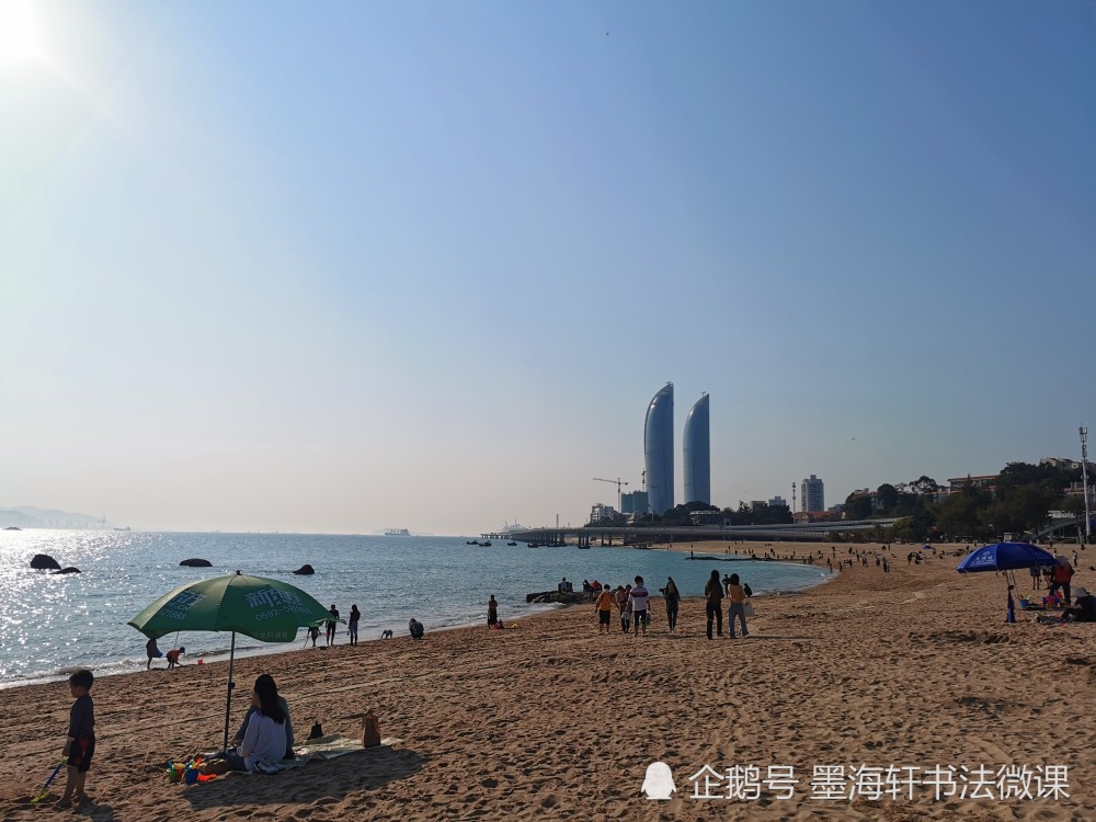 厦门白城海滩位于厦门环岛南路,厦门大学东部的白城校门附近,为演武