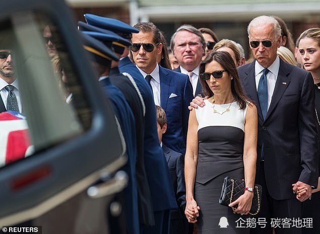 biden)与哥哥博(beau)的遗孀哈莉·拜登(hallie biden)相恋,这已经是