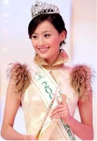 20岁选美夺冠,32岁抛弃豪门,37岁硕士毕业再嫁高富帅