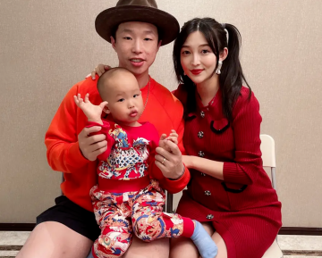 德云社烧饼晒全家福祖孙三代像复制粘贴老婆颜值惊艳似少女