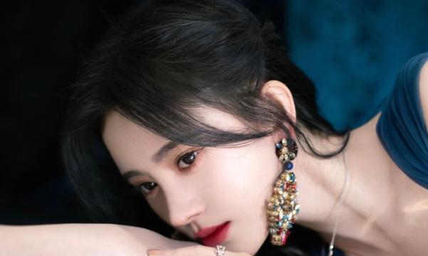 鞠婧祎肤色到底多白?穿白裙子坐在白沙发上,网友:只能