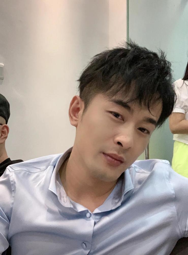 818旗下八卦主播亚飞直言,辛巴成了众网红甩锅对象