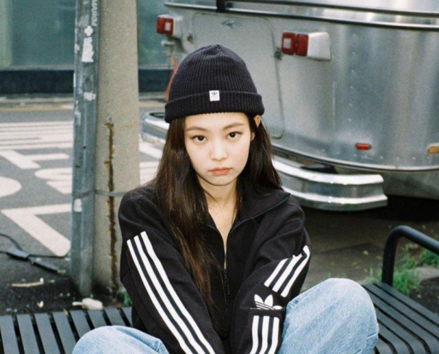 jennie晒近照懒理与权志龙恋情传闻,穿抹胸裙吐舌头心情大好
