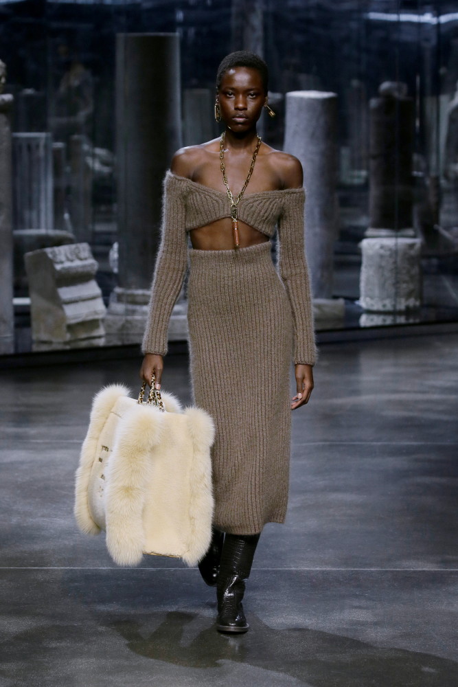 这是2月24日在意大利米兰时装周线上发布的芬迪品牌2021/2022秋冬女装