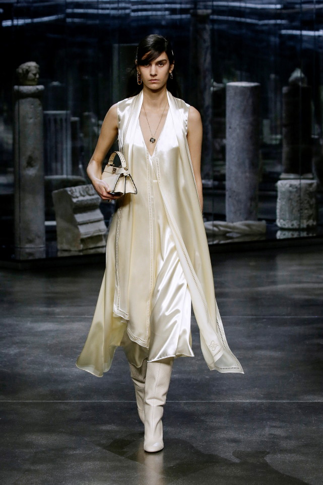 这是2月24日在意大利米兰时装周线上发布的芬迪品牌2021/2022秋冬女装