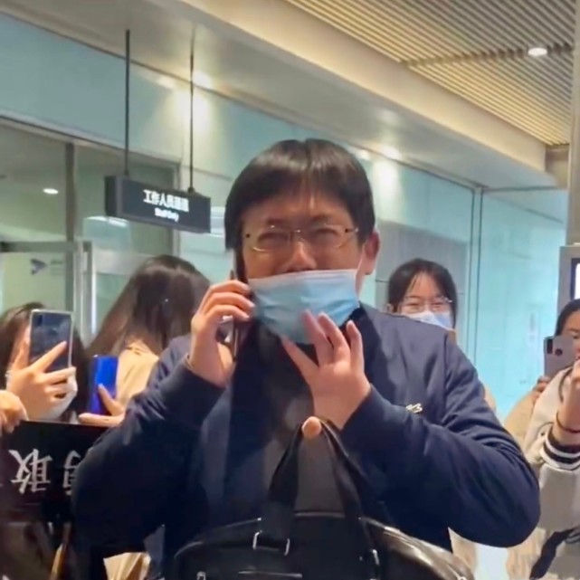 时代峰峻李飞被粉丝接机,飞哥也体验了一把顶流明星被