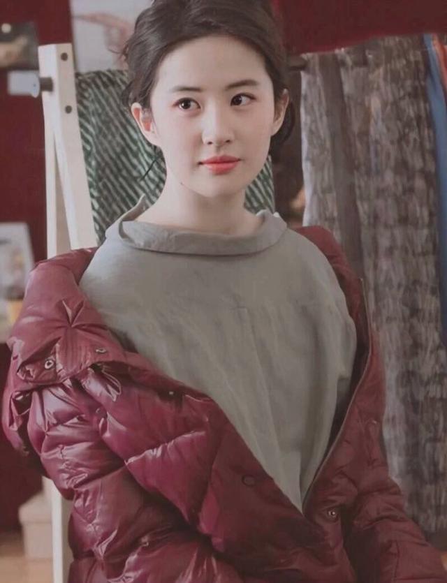 19岁女孩整成刘亦菲,名字也"高仿",现在23岁变成这样