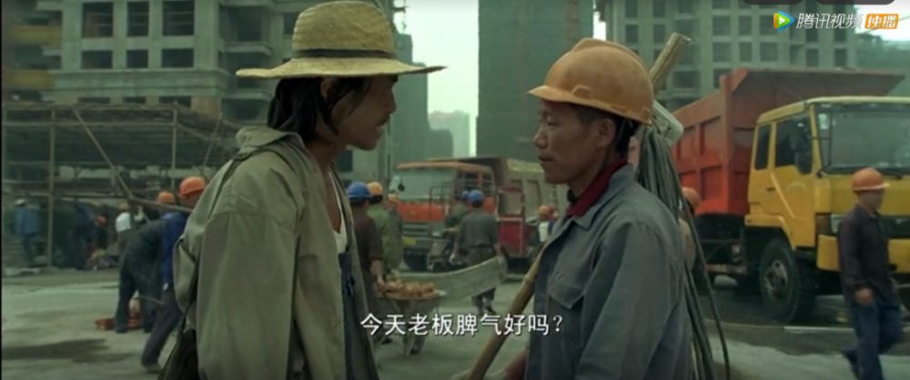 还有被钢瓶拖着坠楼那场,是周星驰亲自演的,压根没用替身
