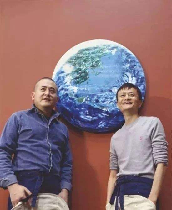 为了保护环境,马云设想画一幅保护地球的画,就这样马云请到了曾梵志