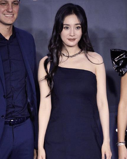杨幂活动照"又"翻车,又黑又胖毫无女神形象,粉丝:眼瞎了