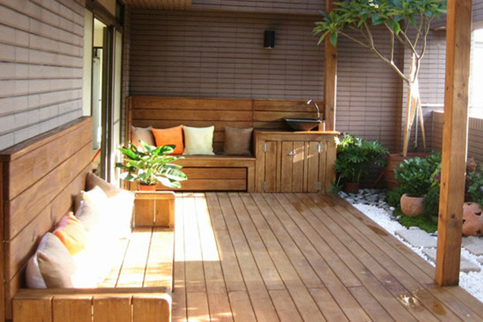 你家的阳台别就知道瓷砖,用鹅卵石搭配防腐木,效果更时尚