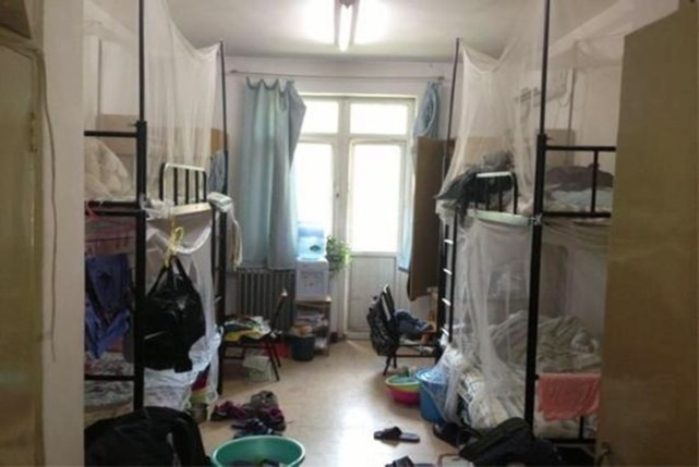硕博公寓当中过多安排床铺,让本应宽敞的博士公寓,变成了连本科生宿舍