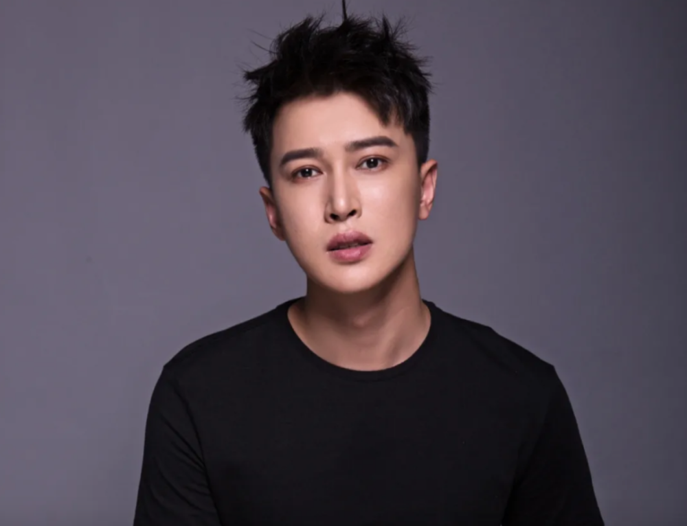 邱少云扮演者侯俊光竟然是众多当红小花们的男闺蜜
