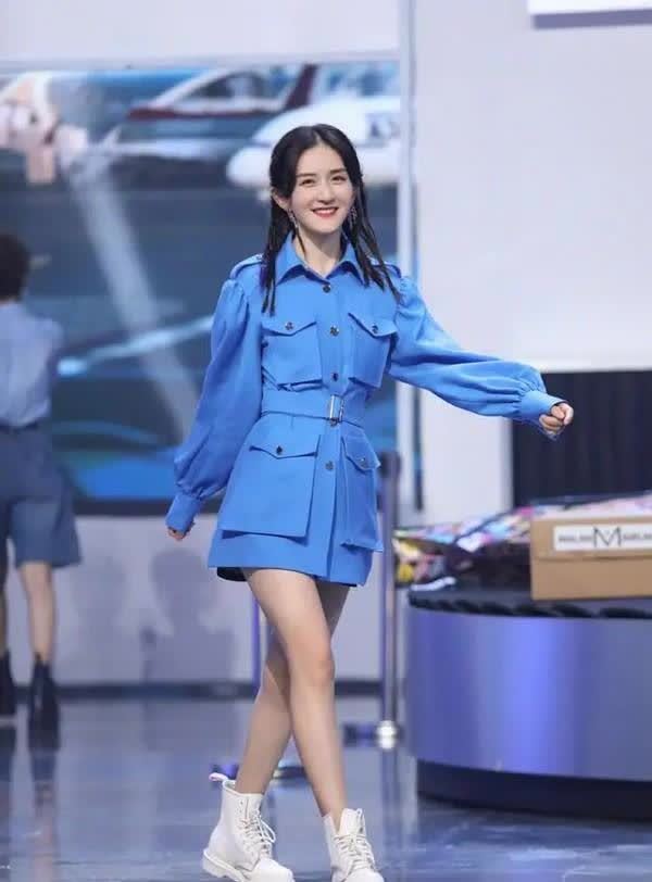 谢娜二胎后罕见现身!穿卫衣肚大如箩显笨重,妈妈打扮比她还花哨