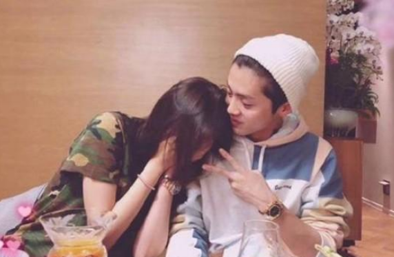 网传鹿晗关晓彤已隐婚,两人结婚照曝光,一眼辨别其真假