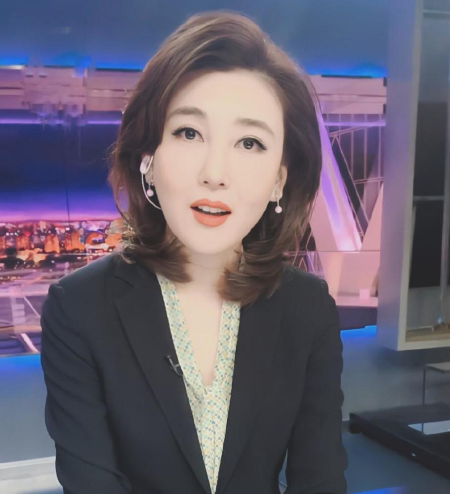 央视主持劳春燕晒近照,48岁状态极佳,还被赞"防腐剂女神"