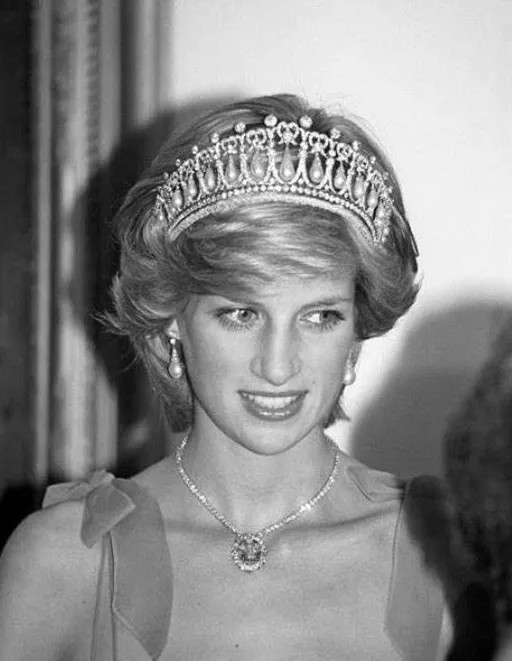 英国戴安娜王妃的珍珠王冠和首饰