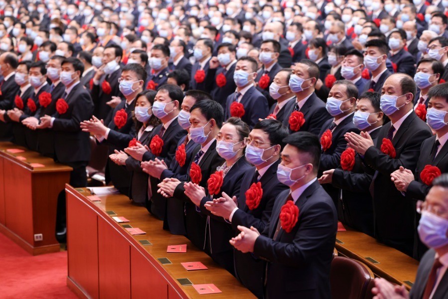 2月25日,全国脱贫攻坚先进个人,先进集体代表在表彰大会现场鼓掌.