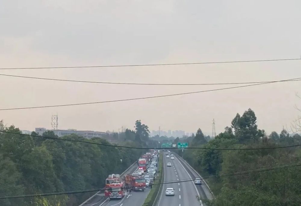 突发g42广邻高速广安到华蓥路段货车行驶途中起火