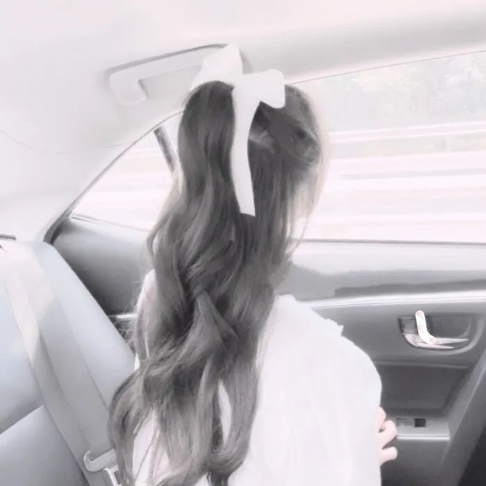 红色蝴蝶结女生头像