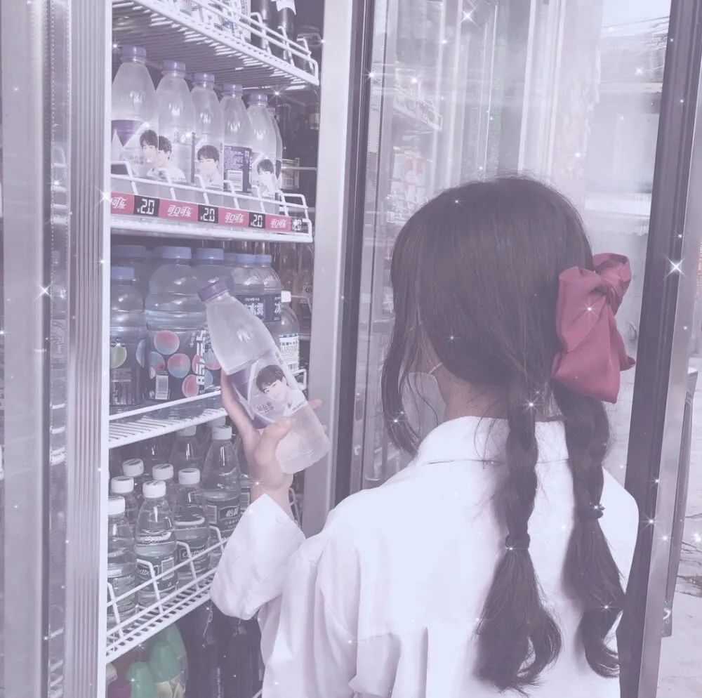红色蝴蝶结女生头像