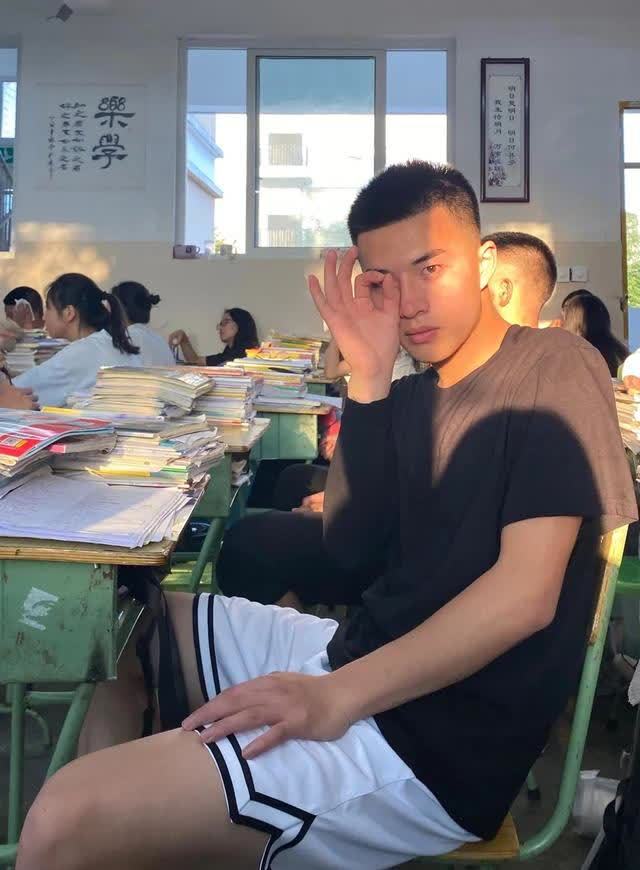 这枚成都的大鼻子高中生有点帅哦