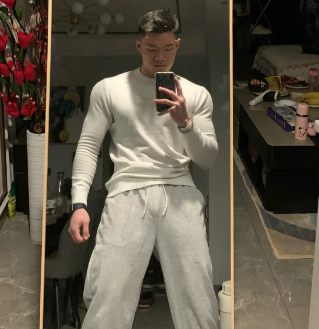 东北肌肉男,在家玩儿自拍,好身材就是这么给力