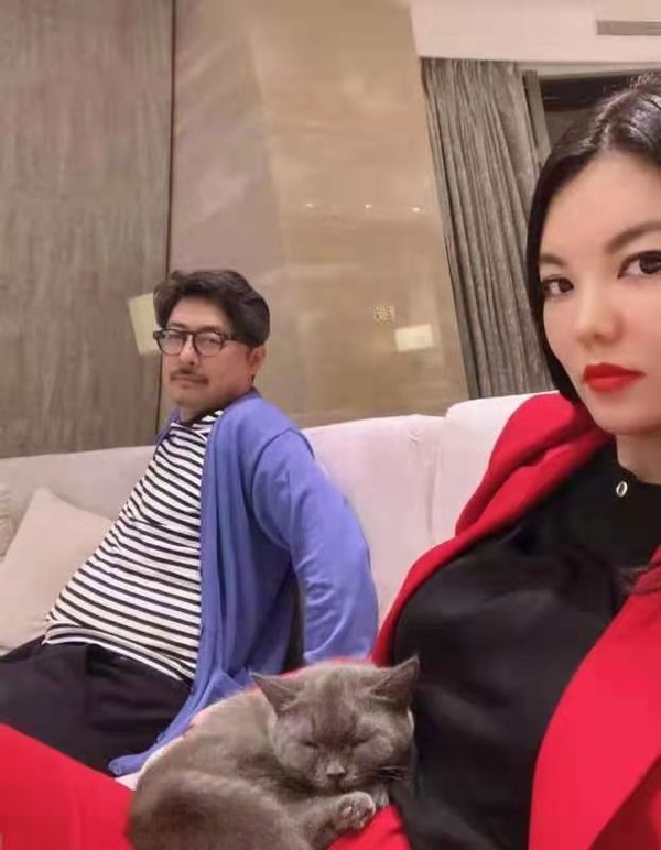 李湘豪宅内自拍!红西装配红唇真霸气,王岳伦穿条纹衫难掩大肚腩