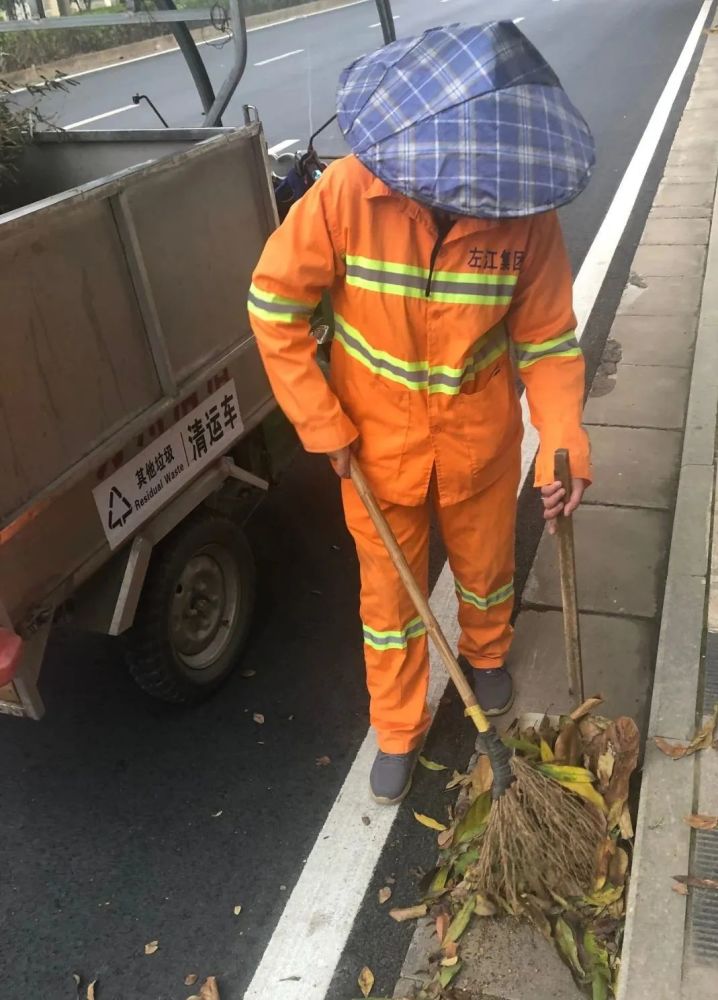 暮而归起早贪黑他们身着橘黄色工作服但环卫工人依旧勤快打扫稍微带有