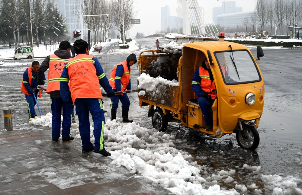 冰天雪地里清雪的环卫工人成为最靓丽的风景