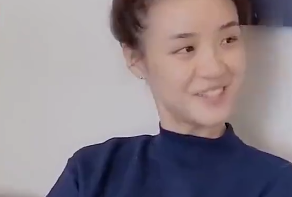 央视主持杨帆妻子罕露面,低领裙凸显好身材,两人结婚多年仍恩爱