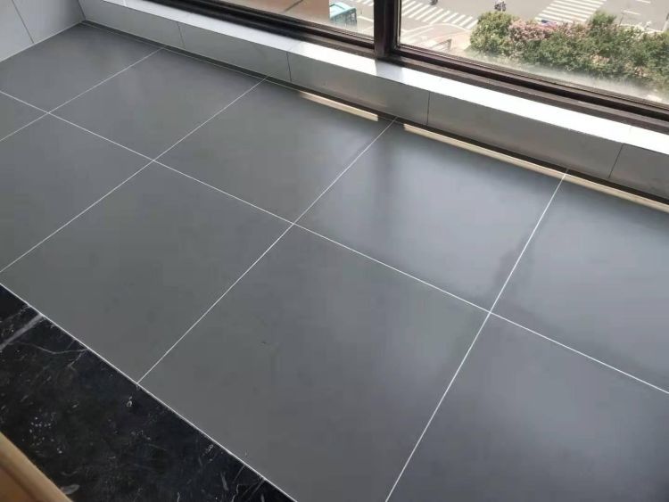 地板瓷砖的缝隙用久了之后发黑,严重影响整体视觉效果.