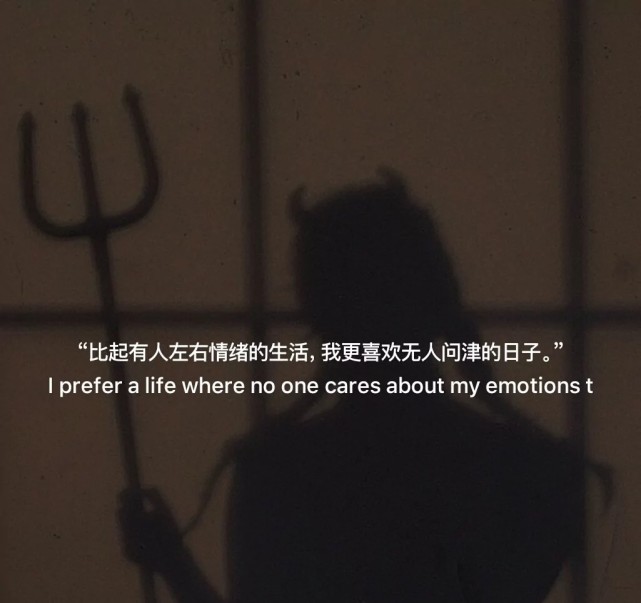 难过的是,明明有男朋友,却过得还是单身的生活,明明好像很多朋友,却