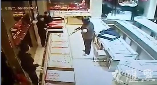 连云港金店抢劫案 一名带头盔男子手持长枪指着店员