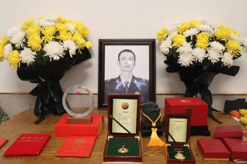 烈士名垂千古——河南省全民国防教育中心慰问肖思远烈士家属