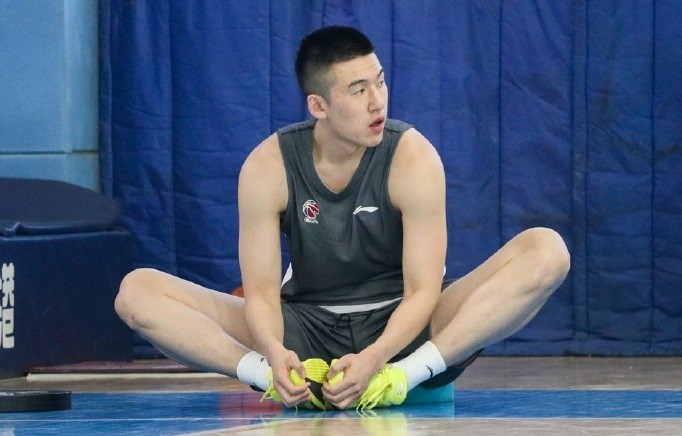 杨鸣欢迎他回家,付豪队内训练照曝光,呆萌乖巧和大韩笑谈