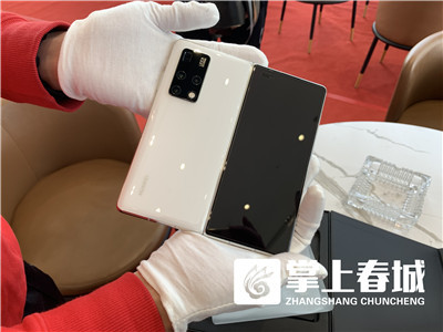 华为matex2白色,华为matex 云南第一台!定价17999元的华为mate x2迎来"开箱"