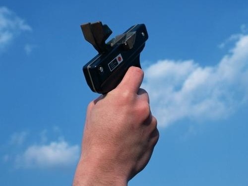 体育比赛中发令员用的发令枪属于枪支吗会对人体造成伤害吗