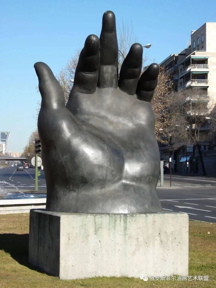 哥伦比亚著名雕塑家,画家费尔南多·波特罗诙谐幽默的