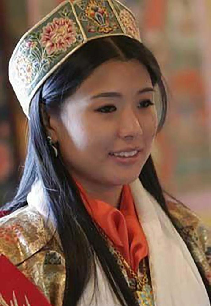 不丹三公主美如画,戴牡丹皇冠精致个性,媲美王后10年前新娘模样