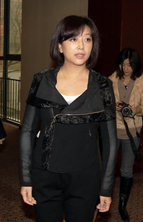 江珊不服老,穿黑色高跟鞋为自己拉长双腿,真是年过半百也爱美